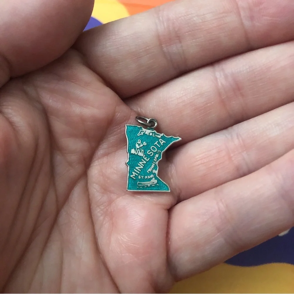 🦄 ⚡️💜 SALE Cute vintage sterling silver & green enamel Minnesota state pendant